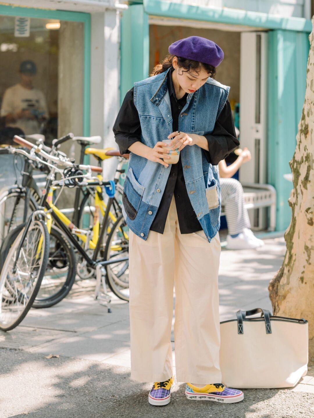 牛仔马甲|秋季,牛仔马甲怎么搭才洋气?搭配黑色衬衫和阔腿裤,高级又洋气