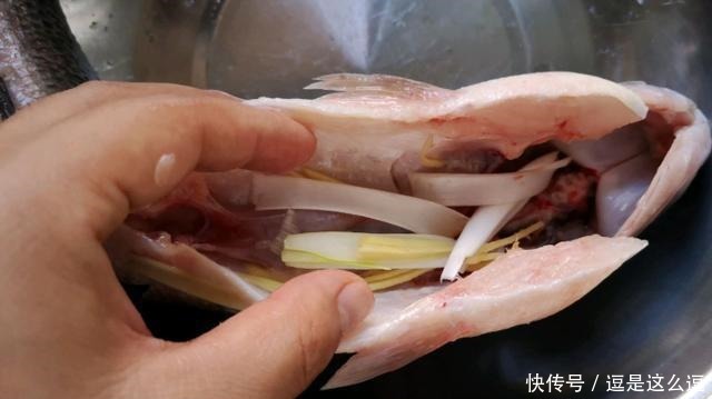 蒸鱼时,最忌直接加盐,加点“它”,鱼肉越蒸越香,越蒸越嫩!