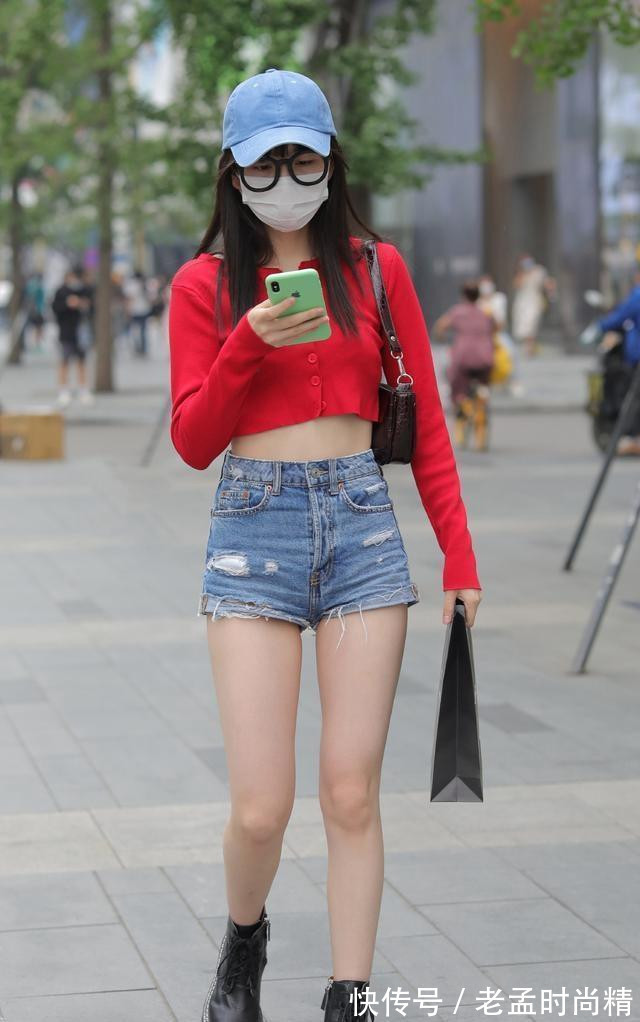 牛仔打底裤|短款牛仔打底裤搭配红色上衣,沉稳优雅穿搭,整洁且有设计感