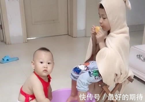 二宝|“红肚兜宝宝”伺候哥哥洗脚走红,这大概是全网混得最差的二胎了
