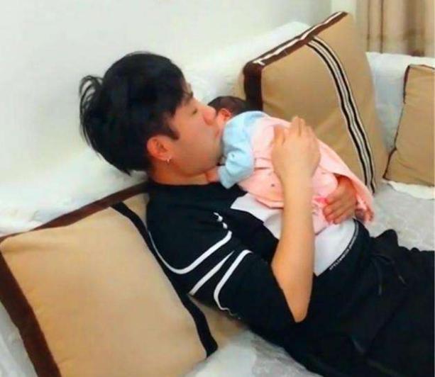 早恋|“最嫩爸爸”接女儿放学惹人眼红,老师怀疑早恋,妈妈无奈亲爹