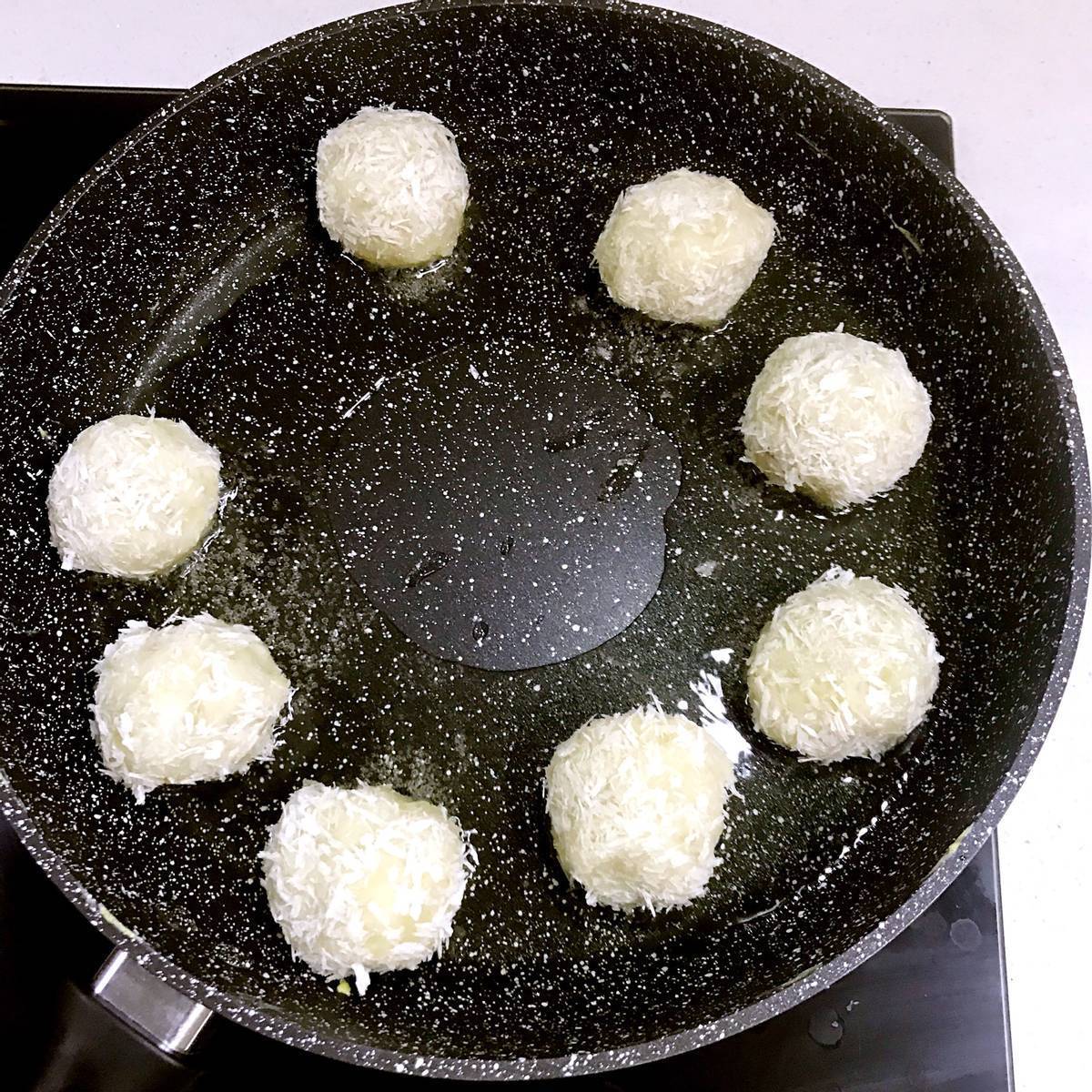 家里面有土豆的可以试试这样做,外酥里嫩,非常好吃