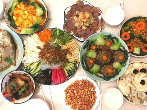 过年晒年夜饭，引来南方北方年夜饭大PK，网友：都是厨师学校毕业的