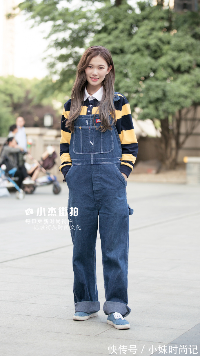 街拍|武汉街拍,白T恤搭配条纹阔腿裤,简约随意又百搭