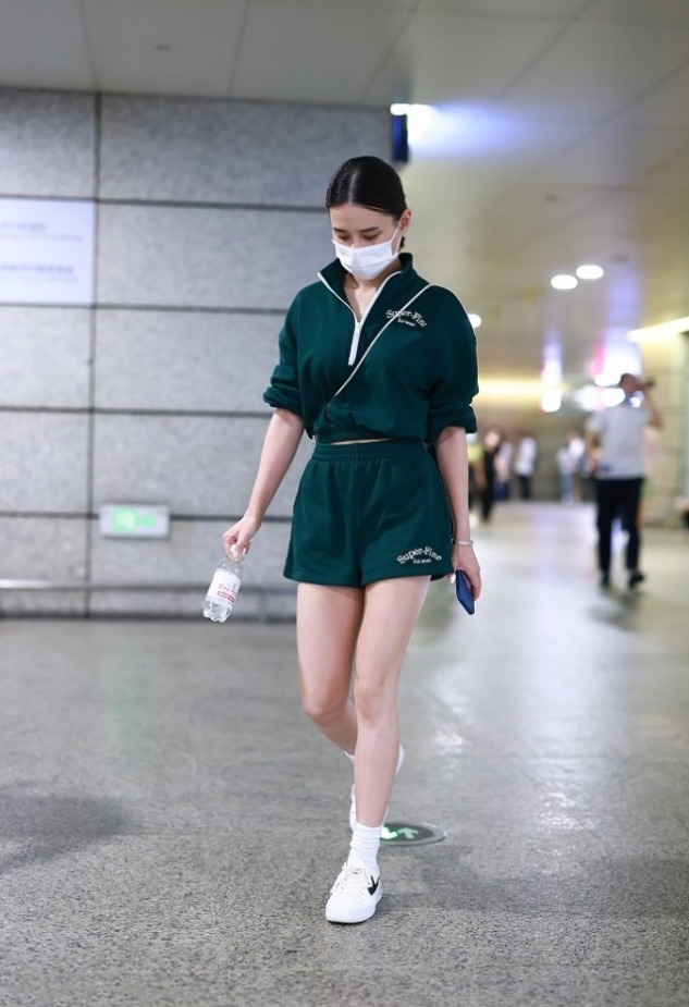 墨绿色|何超莲才是真的时髦精!绿色卫衣搭配运动短裤亮相,青春感满分