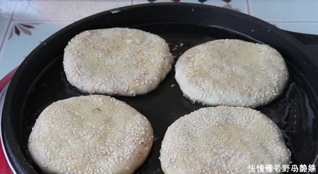 教你在家做麻酱烧饼，香酥爽口，酱香味十足，做法非常简单