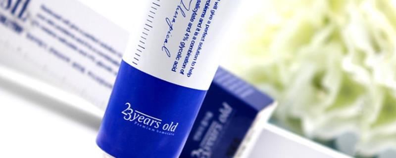 摸祛痘膏之前要摸水乳吗