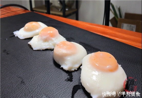 煮荷包蛋时,直接下锅是就错了,奶奶教我一招,鸡蛋圆润不散花