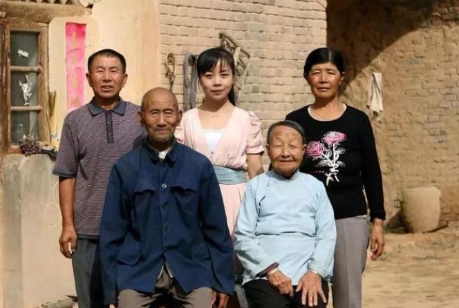 星光大道|她上过《星光大道》,回老家却毫无架子,下地干农活、放牛成日常