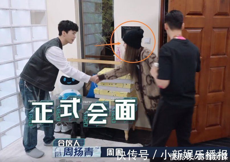 32歲周揚(yáng)青與20歲娜比同框,細(xì)品兩人狀態(tài),確定相差12歲?