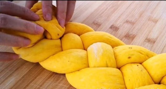 南瓜里加一碗红枣,不用烤箱,不用锅烙,简单一做,比面包还好吃