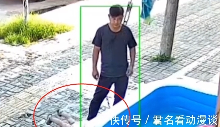 游泳池|河南一爸爸带女儿玩水，不小心走了神，女儿直接跌进水里