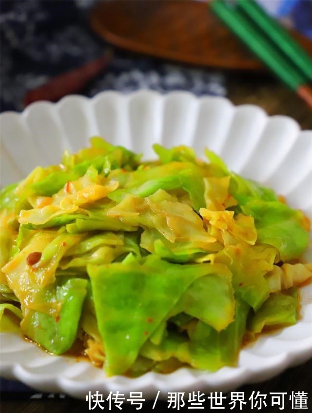 炒包菜时，别直接下锅，学会这一招，包菜鲜嫩爽脆，百吃不厌
