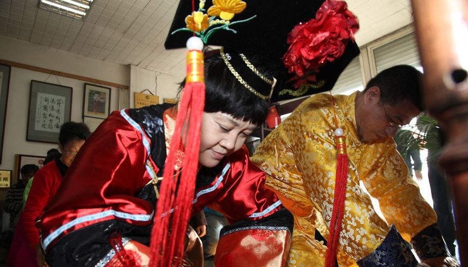 皇室|乾隆七世孙手戴上亿玉扳指,如今穿龙袍,以皇帝身份祭祖