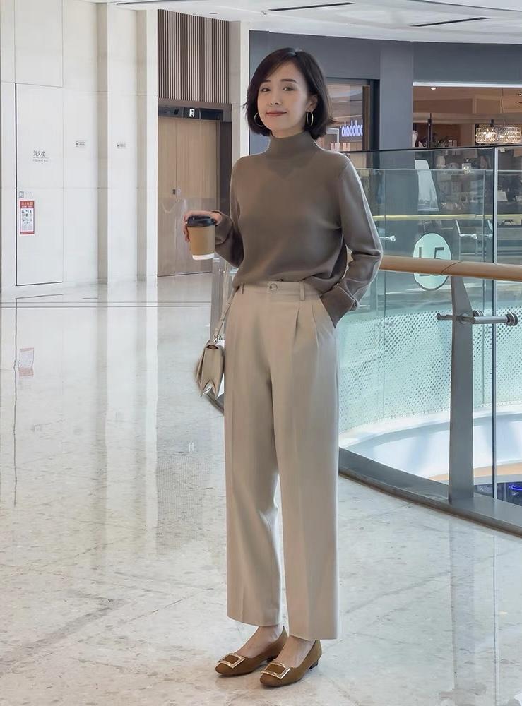 大衣|40+的女人秋冬怎么穿才减龄?毛衣+西装裤干练时髦,保暖又舒适