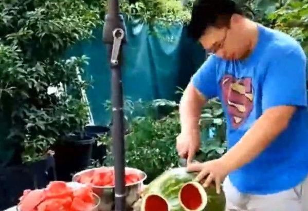 宝宝|宝爸给一岁宝宝穿上西瓜做的衣服,宝宝穿上后,下一秒却令宝爸刮目相看