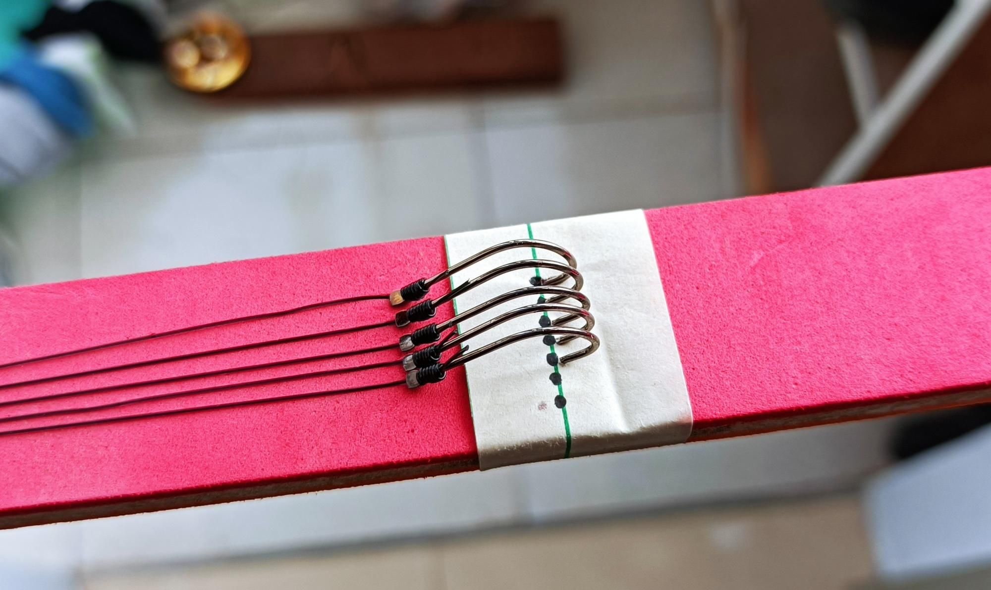 要想钓大鱼，还得用短子线，10厘米就足够