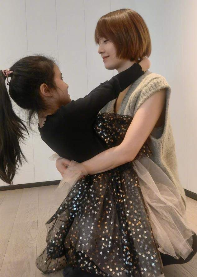 时尚感 马伊琍小女儿生日,她穿V领毛衣暴露好身材,脸嫩的和女儿像姐妹