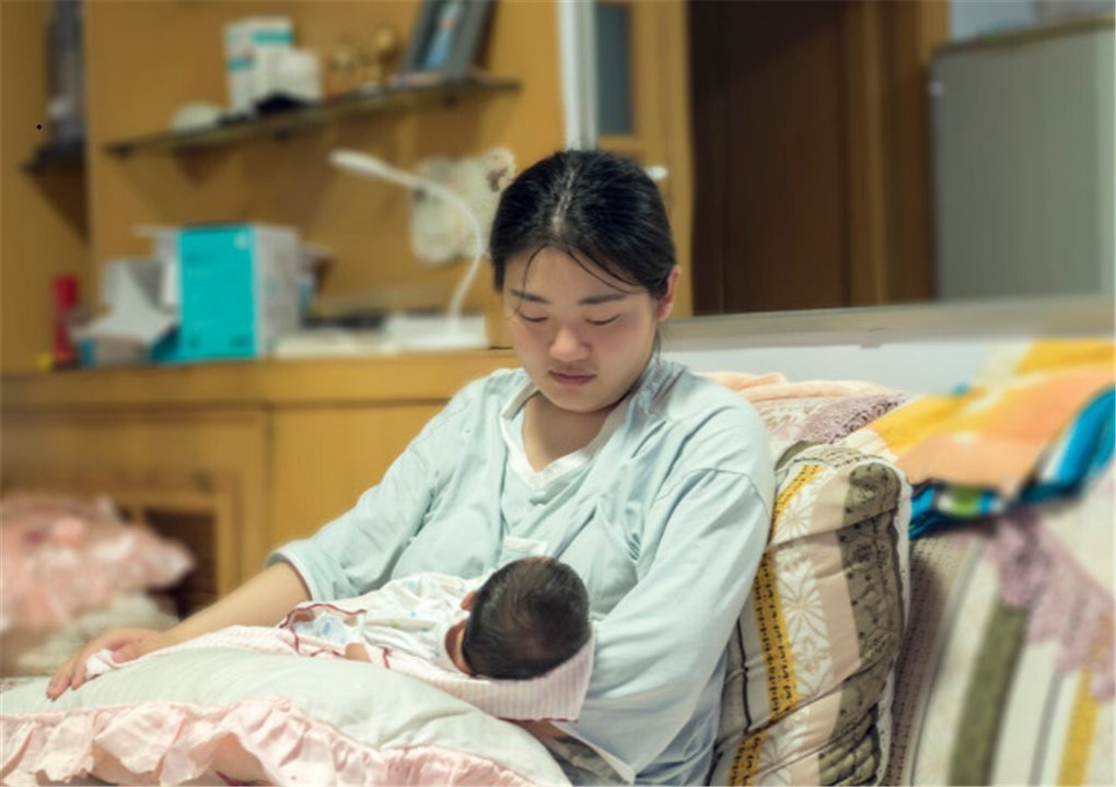 外婆|“最嫩外婆”产房门口抱外孙,路人疑惑:才生完孩子就能溜达了?