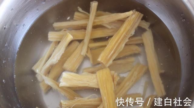 泡腐竹,直接加水是错的学会大厨的做法,半小时泡发好,不夹生