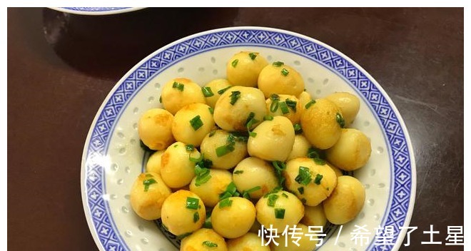 朋友|一家三口的假期晚餐，四菜一汤，简单不将就，朋友真会享受！