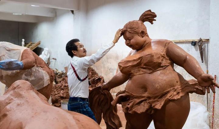 放大|“肥女斗牛”泥稿放大,为西班牙而作