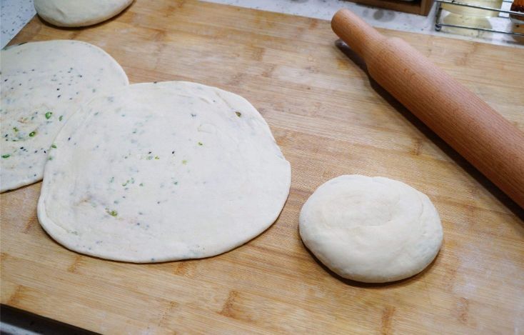 做烙饼总是发硬？教你“3个方法”，烙饼柔软不硬，凉了也好吃