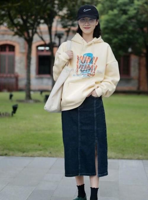 少穿瘦腿裤搭大衣，多穿卫衣+裙装，很减龄