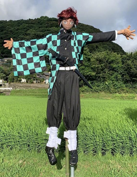 日轮刀|日本网友偶然在田间看见《鬼灭之刃》稻草人,这下子鬼都不敢来了