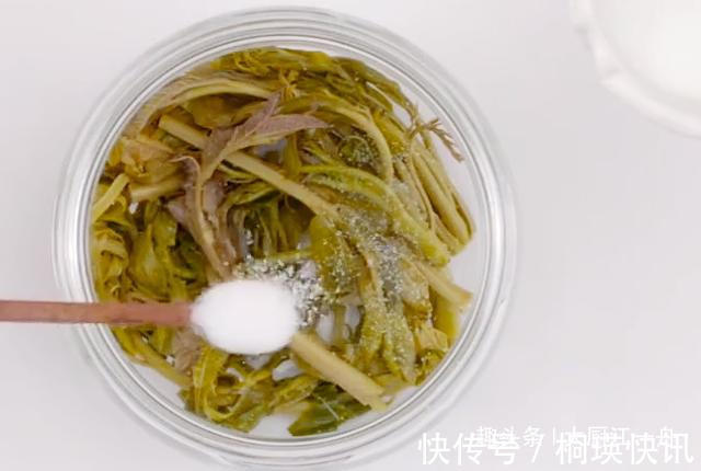 这才是腌香椿的正确做法！香椿颜色翠绿，随吃随取，放一年不会坏