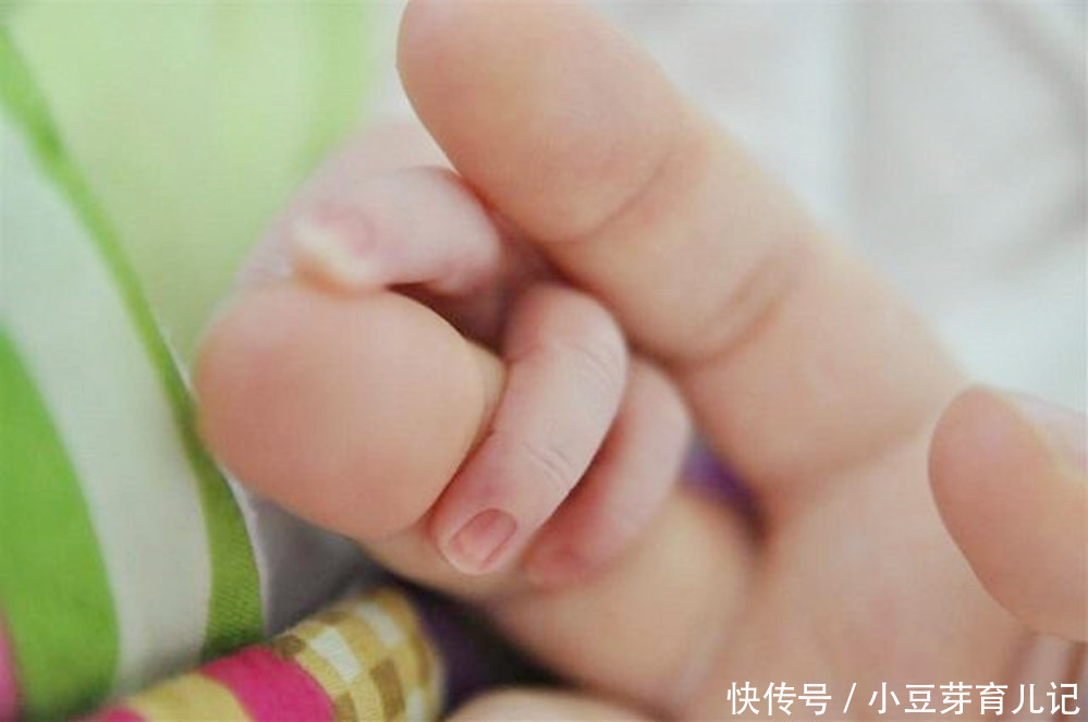 新生|宝宝一出生就自带“技能”,8种反射既神奇又有趣,宝妈快观察下