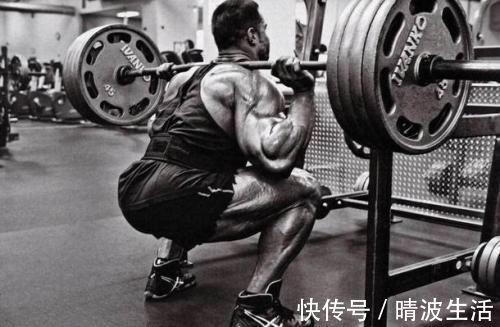 膝盖|完成一个标准的深蹲,是从站位和下蹲开始的