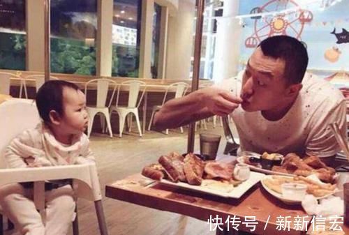 混不吝|宝爸带娃,孩子尿不湿装了近2斤让宝妈心疼,宝爸:我该得到表扬