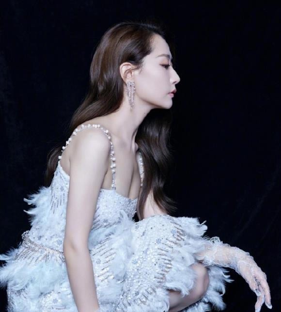 点名|白冰礼服惹争议，品牌方点名要求删除照片，不红真是原罪啊