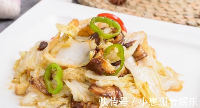 炒白菜，切好直接下锅可不行，多做关键1步，又香又脆不出水