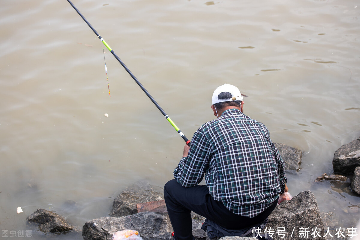 大水|又是钓鱼惹的祸,四川2男1女深夜在嘉陵江中看热闹,被大水被冲走