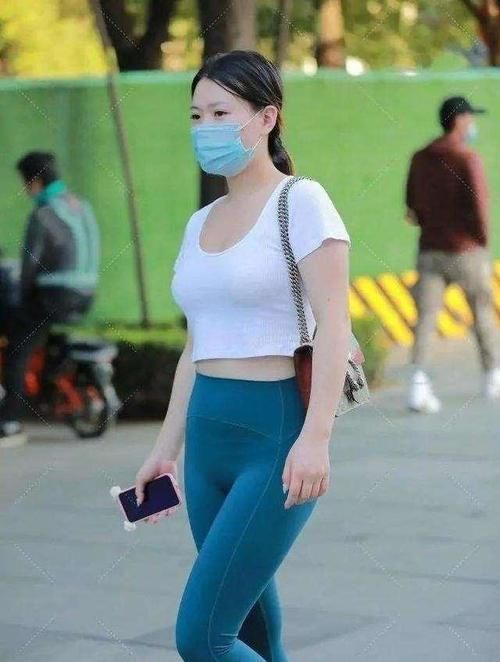 蕾丝 金色链条包包搭配黑色高跟鞋,显得整个人清新脱俗,又有点小心机