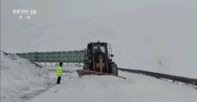 新疆部分地区出现风吹雪天气，部分路段能见度不足20米