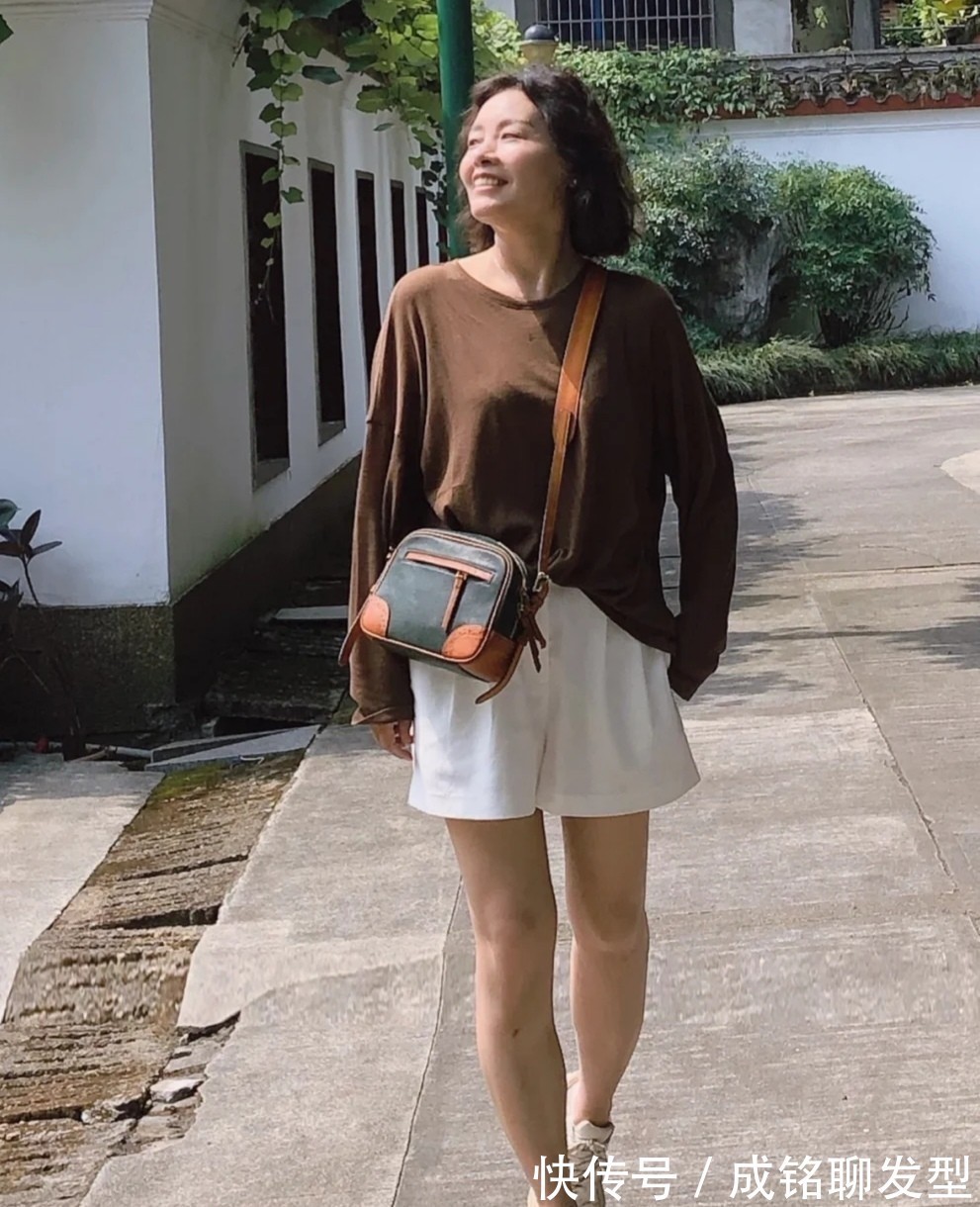 裙装|五十多岁的女人会不会穿衣,看这三点就知道,和长相身材关系不大