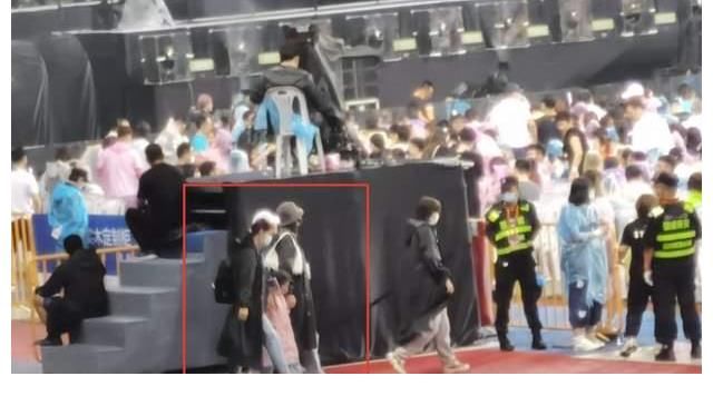 蘇州|汪峰蘇州演唱會，章子怡攜女兒冒雨觀看，汪峰臺上深情告白