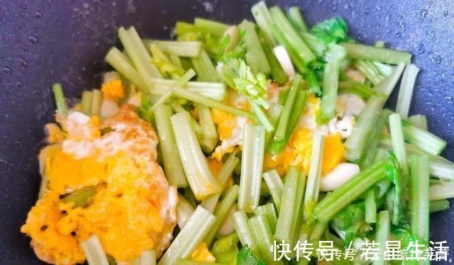 香芹段|买鸡蛋挑大个，颜色选白壳，蛋黄越黄越营养别被摊贩“忽悠”了