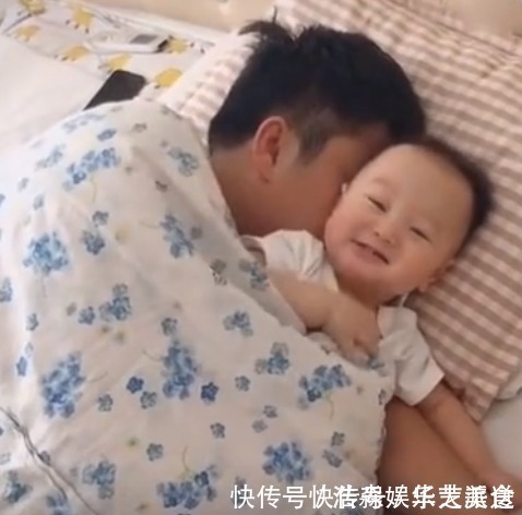家长们|爸爸让孩子和自己一起睡,妈妈看到后,不禁开始“心疼”自己的孩
