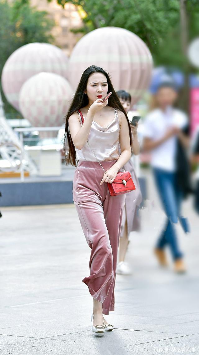 真丝上衣,搭配丝绒直筒裤+方头鞋,时尚优雅又显高级感