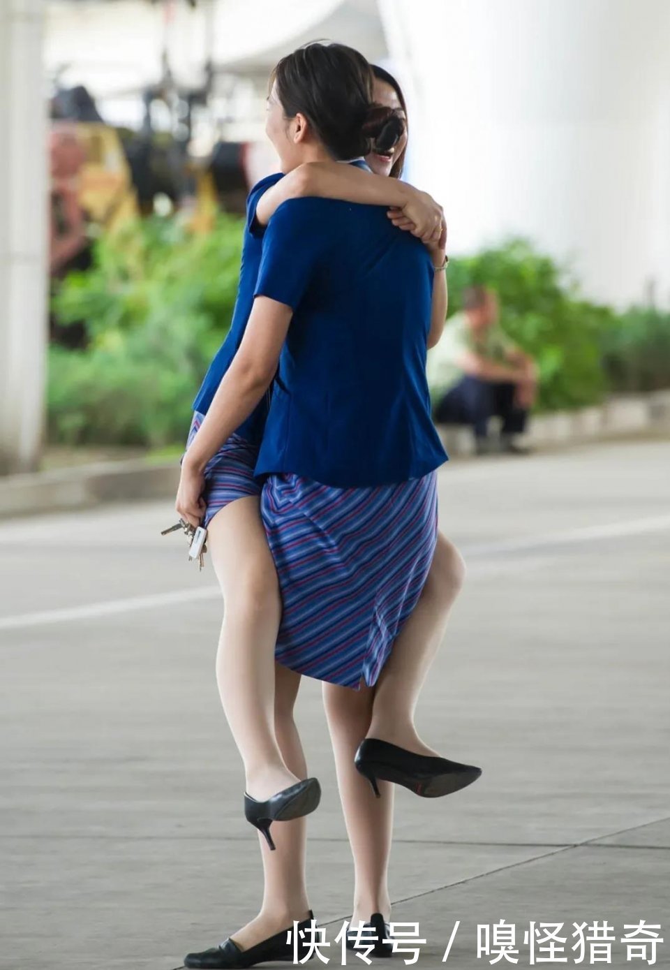 连衣裙两个美少妇,这是你俩嬉闹的地方吗