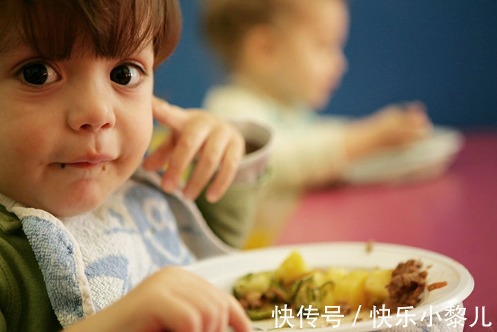 睡眠质量|宝宝1岁后,喂养方式牢记“1坚、2戒、3少”,身体会更健康