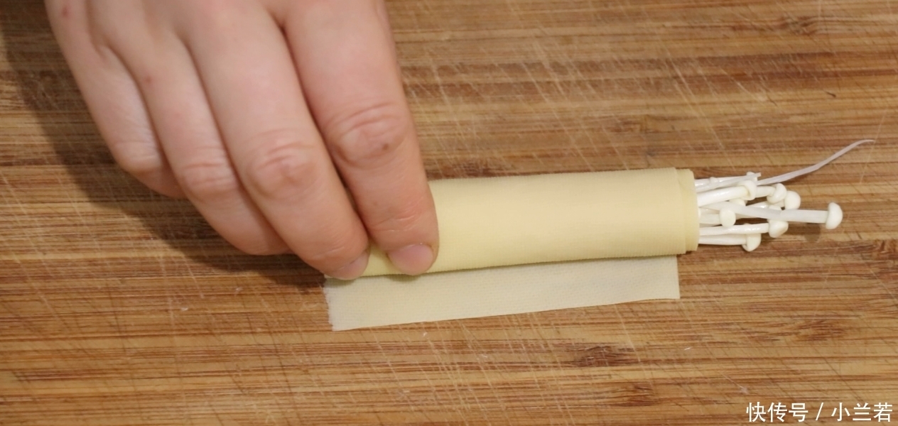 1把金针菇,2张豆腐皮,一卷一烧,简单又美味,吃不腻