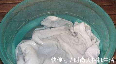 发黄的衣服不要丢,这个“绝招”,可以清洗得干净,涨知识了!