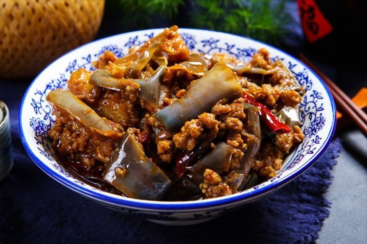 炒茄子切忌直接下油锅，厨师长教你一招，炒出来不发黑也不油腻