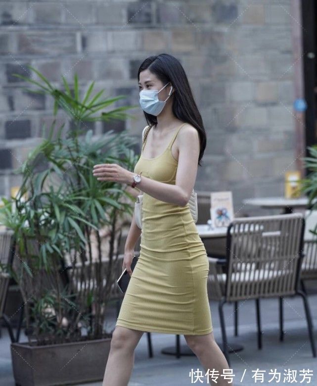 背面|黄灰色裹身裙走怀旧风格，白色包包美得出众，背面设计简约大方