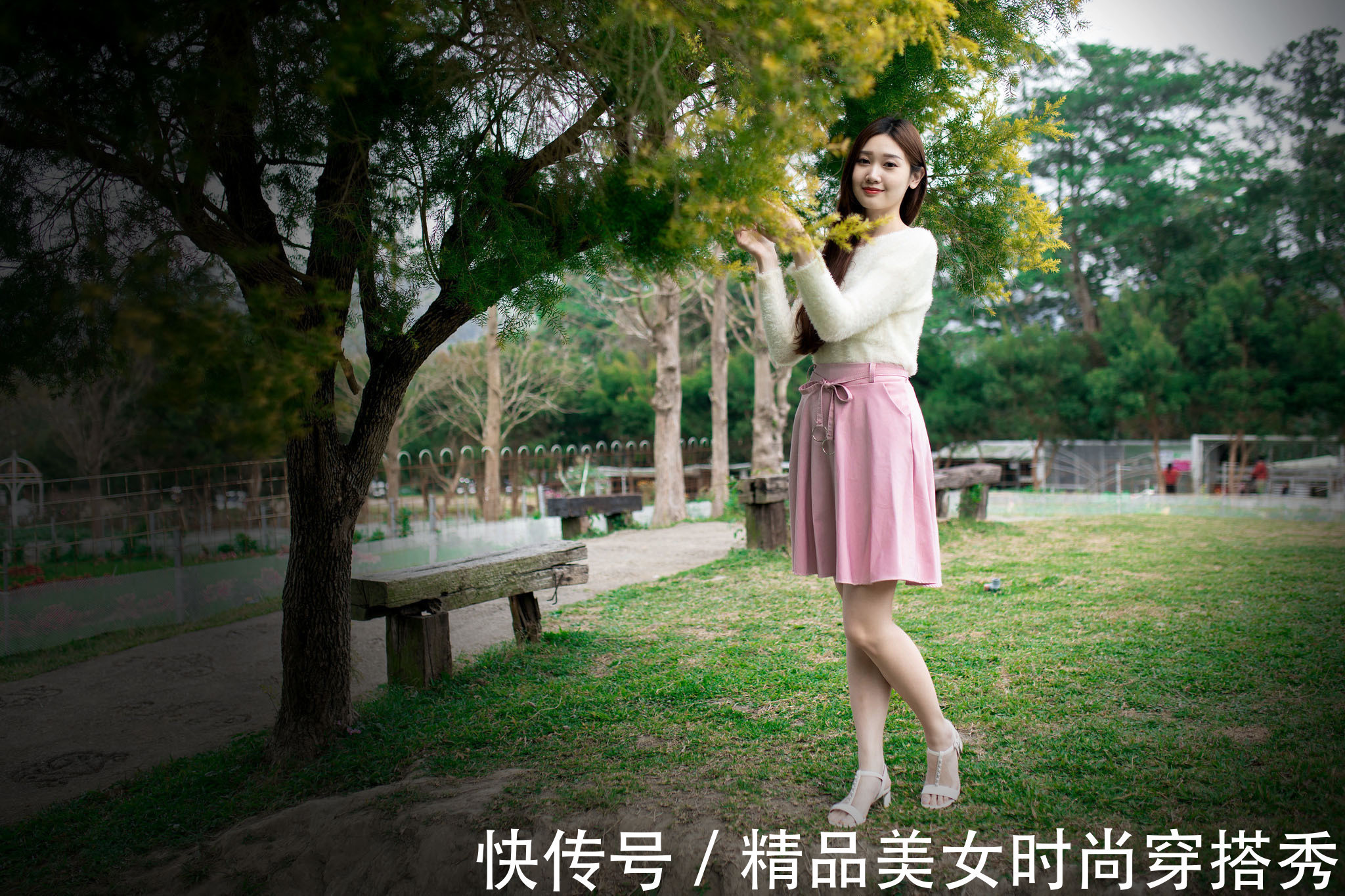 穿搭 甜美减龄的穿搭:粉色半身裙+白色小凉鞋,温柔甜美